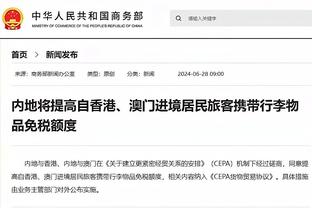 替补席空无一人！主教练被出示红牌！带走替补席球员一起走！